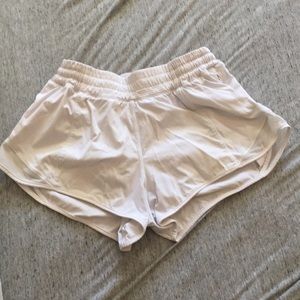 Lululemon 2.5 inch hotty hot white shorts